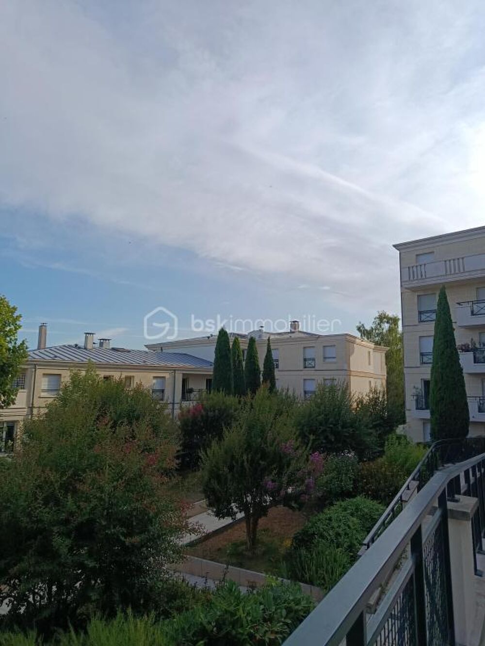 Le Plessis-Robinson  Studio avec balcon, gardien et ascenseur  Vue dégagée sur la Vallée-aux-Loups