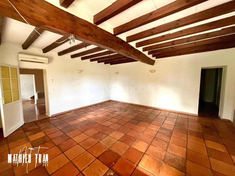 Maison spacieuse avec terrasse ensoleillée à vendre dans un quartier recherché