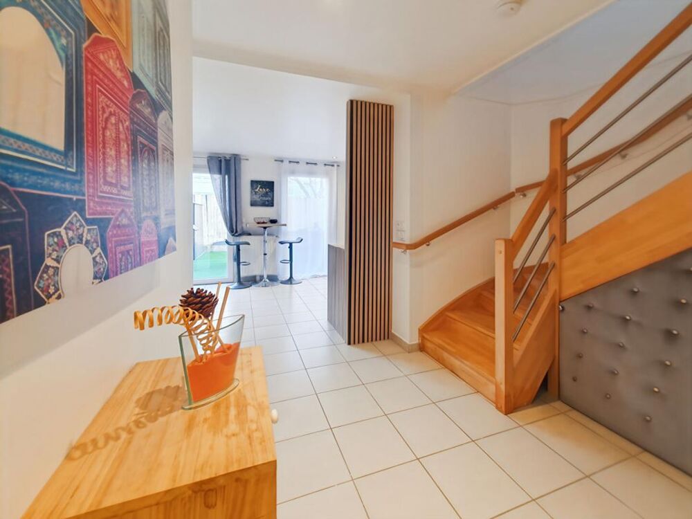 Maison récente climatisée à Angers offrant 85 m² habitables avec une terrasse