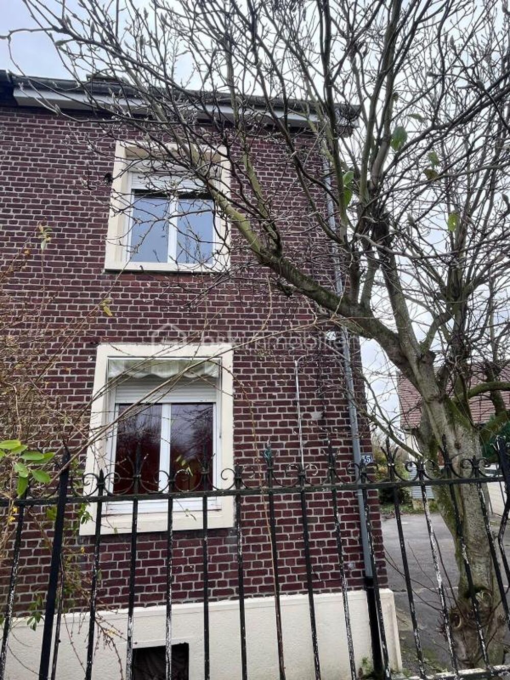 maison en brique avec double garage