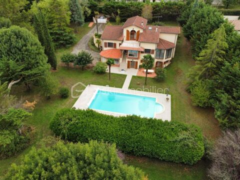   � Auch � Propri�t� familiale de caract�re avec parc arbor�, piscine et appartement ind�pendant Maison - 8 pi�ce(s) - 300 m�