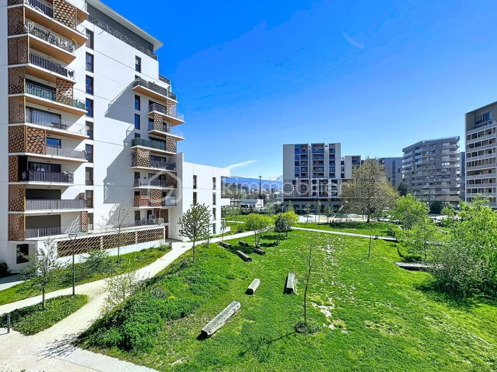 ? T3 lumineux avec terrasse  67,5 m²  Presquîle de Grenoble (2015)