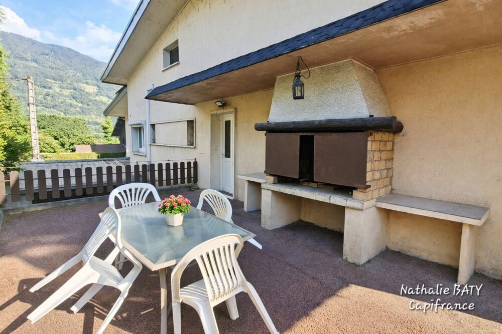 SOUS OFFRE - Rare à la vente - Spacieux appartement 158 m²  7 pièces  4 chambres  Terrasse, balcon, jardin  Dépendances  Ug