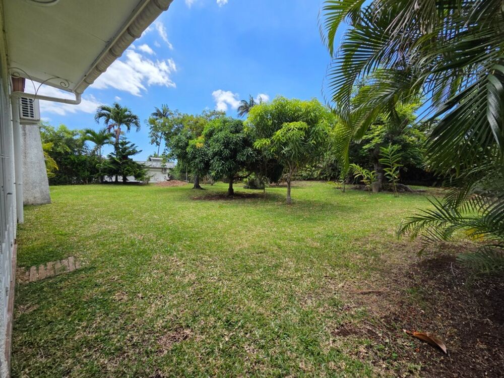 Villa T7 de 276 m² sur 1 661 m² de terrain plat  Bas de St-François