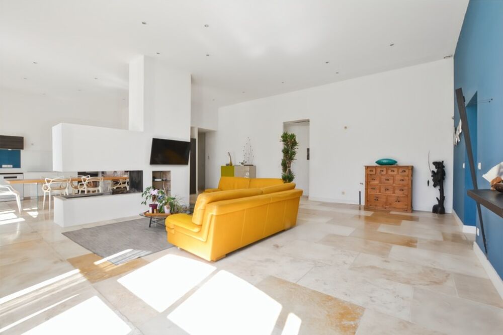 Capestang  Propriété de caractère avec deux habitations, bureaux, piscine et jardin