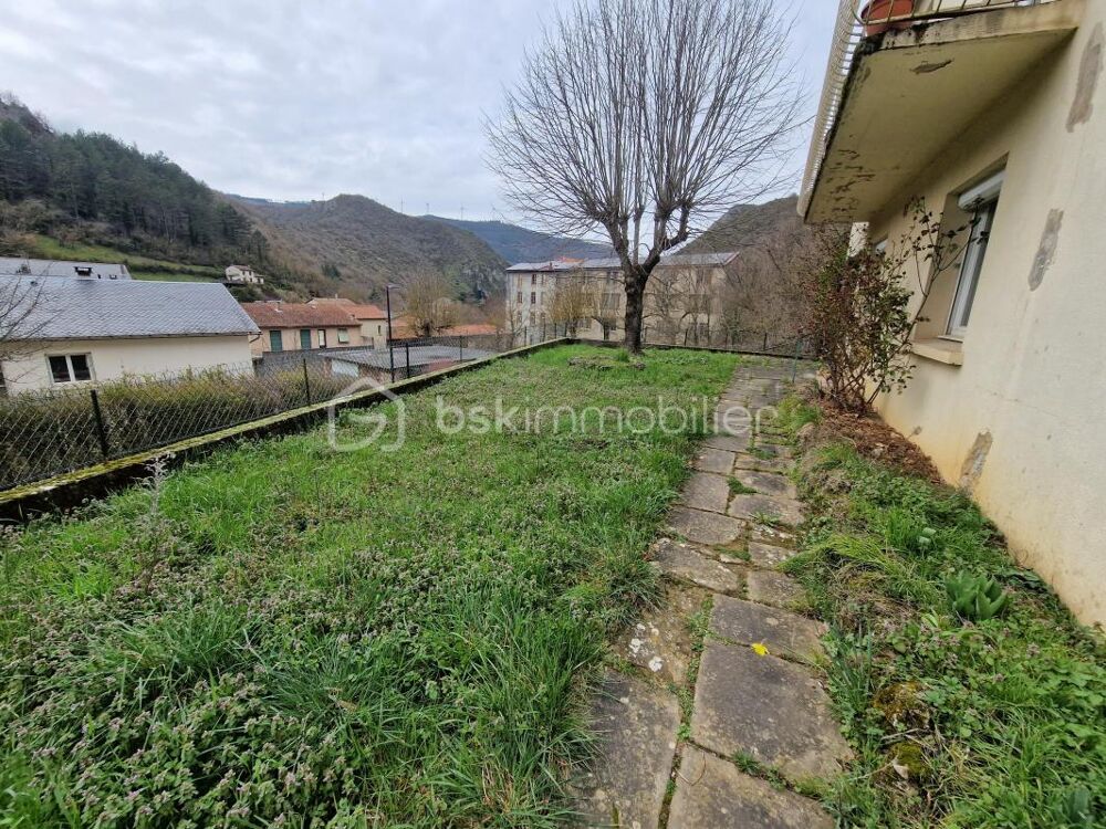 Superbe maison de 167m² sur 2 niveaux à finir de rénover!! Un terrain de 2825m² et une source.. Une grange attenante