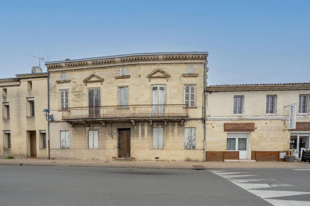 Maison 8 pièces de 400 m2 située à Saint-Médard-de-Guizières