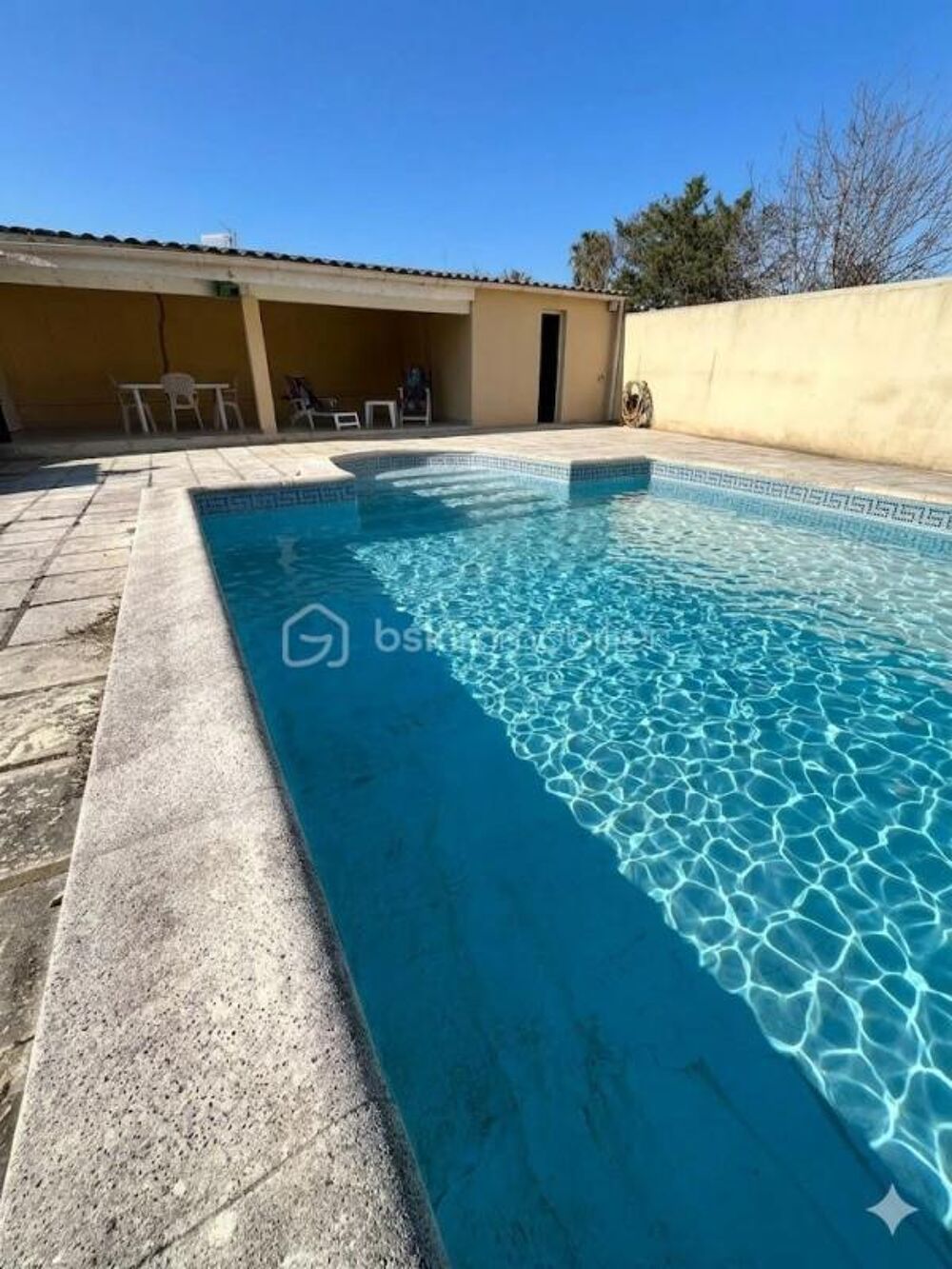 LANSARGUES  PROPRIÉTÉ AVEC MAISON DE 210 M², HANGAR DE 240 M², PISCINE ET POOL HOUSE