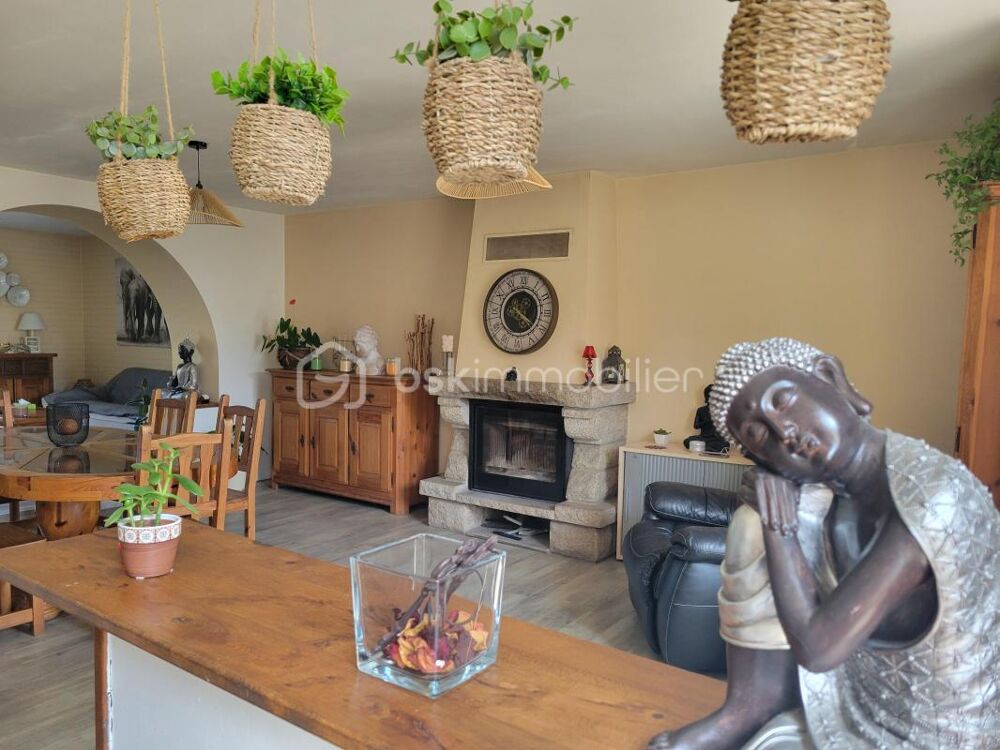 Maison en pierre de caractère avec grand terrain, dépendances et jardin nourricier