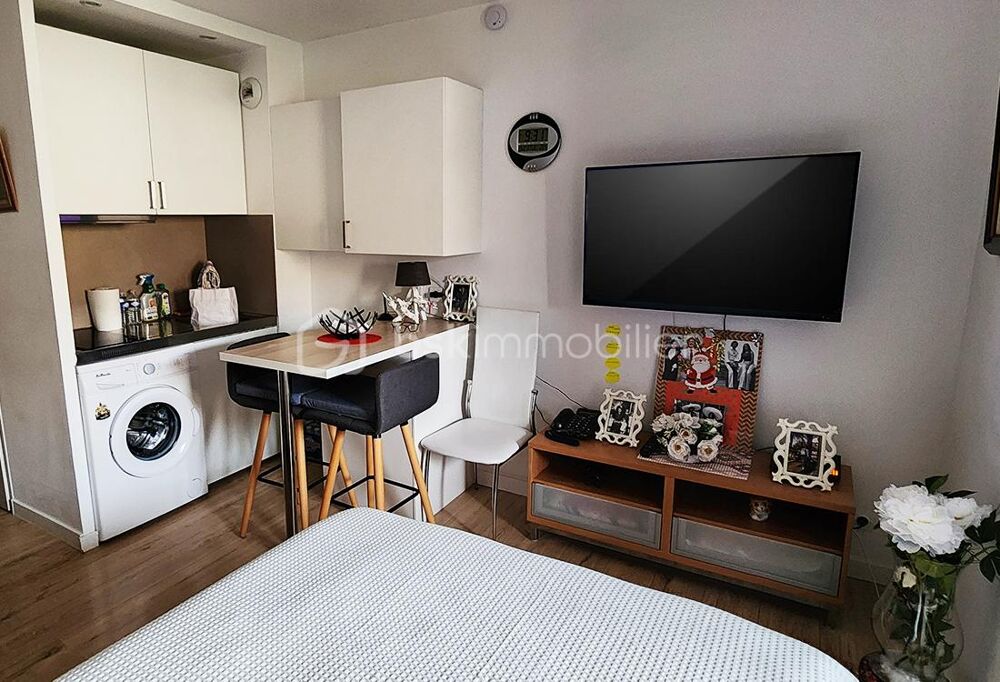 LA LONDE LES MAURES- STUDIO de 19m2 avec LOGGIA + PLACE DE PARKING privative