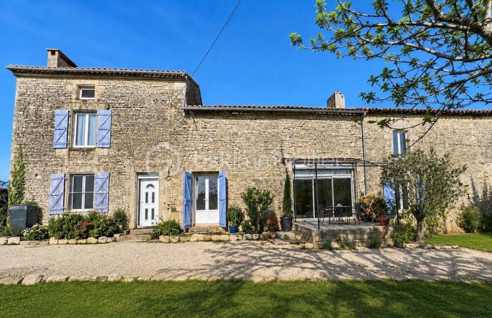 Maison Charentaise en pierre  6 pièces  188 m²  Terrain 2500 m²  (16460)