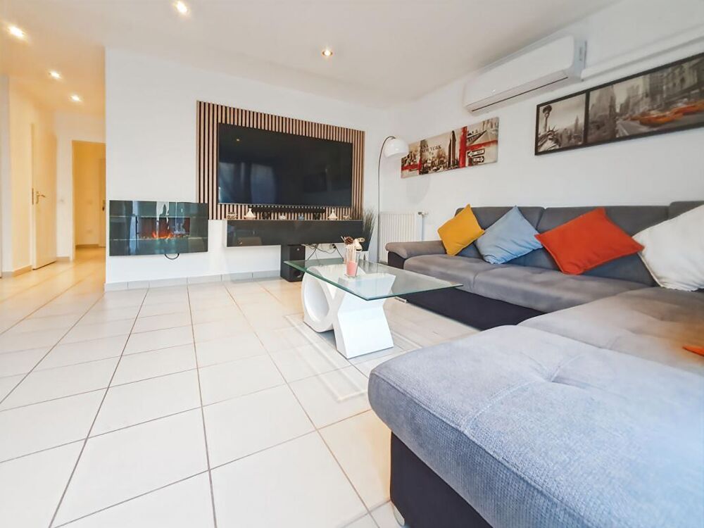 Maison récente climatisée à Angers offrant 85 m² habitables avec une terrasse