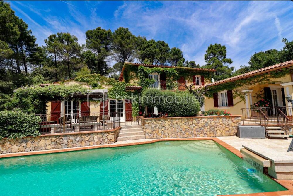 Villa traditionnelle 250 m² T2 terrain 7300 m² Piscine