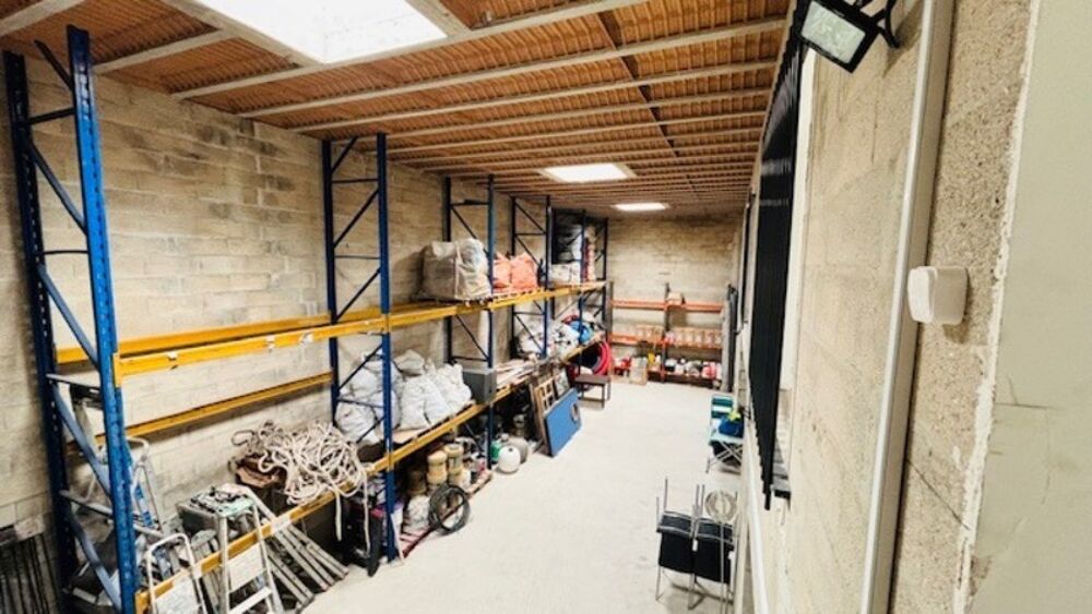   À Meaux – Espace, fonctionnalité et confort ! Entrepôt de 326 m² sur deux niveaux avec bureaux + maison de 85 m² (2 chambres ou Meaux