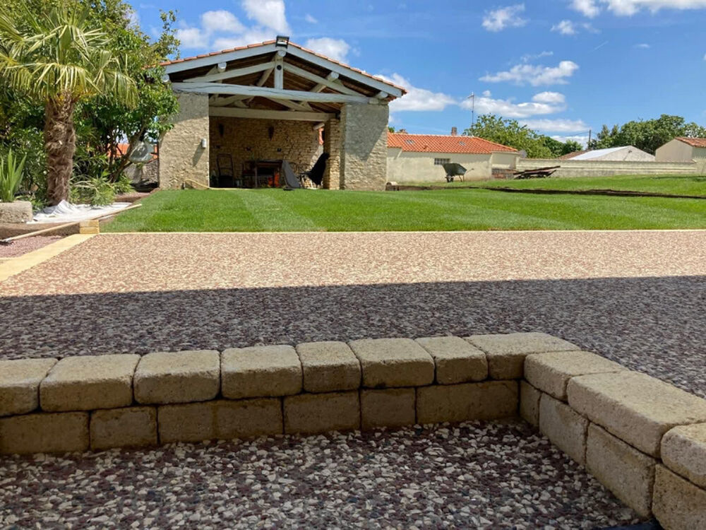VOUILLE LES MARAIS 85450 CALME ABSOLU MAGNIFIQUE PROPRIETE GRAND CONFORT AVEC DEPENDANCES ET JARDIN