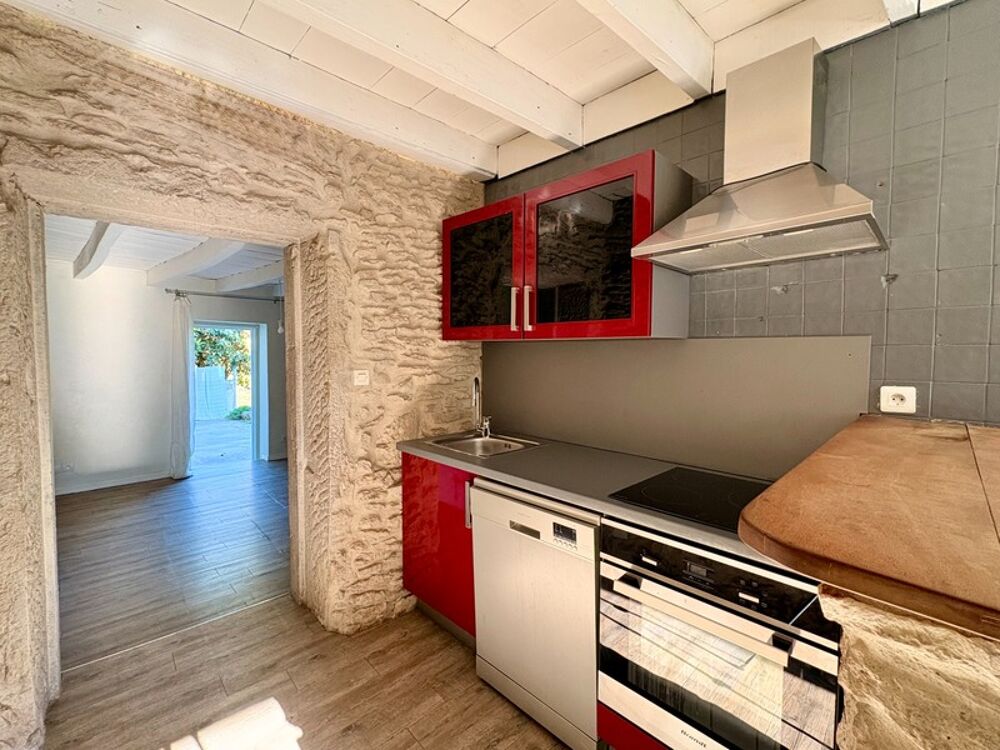 Maison à vendre T3 80m2 proche Cremieu (38) Un extérieur rare pour cette maison de village pleine de charme