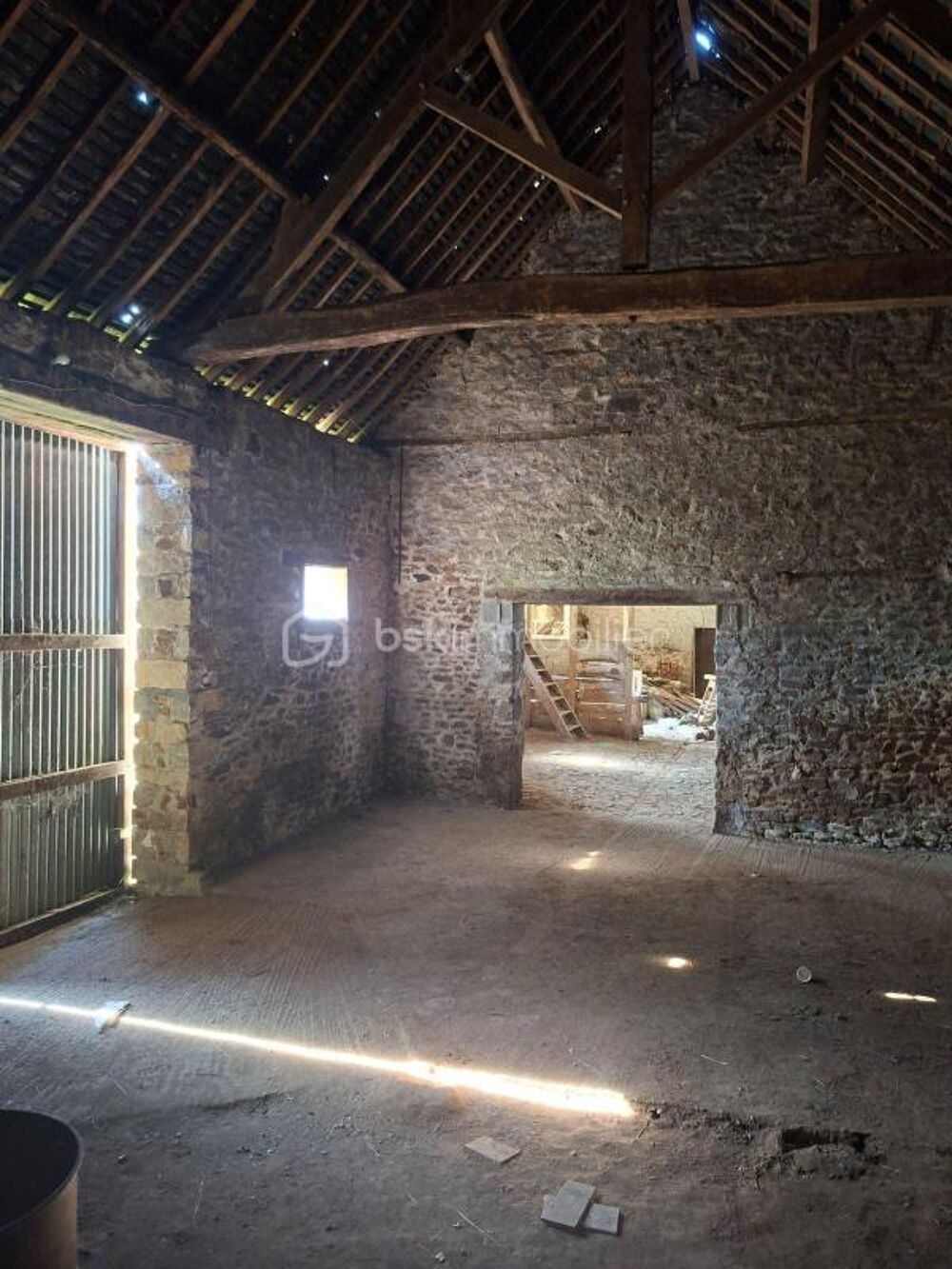 UNE LOGE ET UN HANGAR