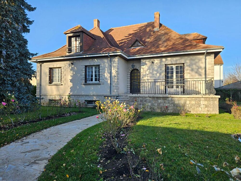 Maison d'Artisan sur sous-sol total avec jardin clos. Ecoles, gare SNCF sur place