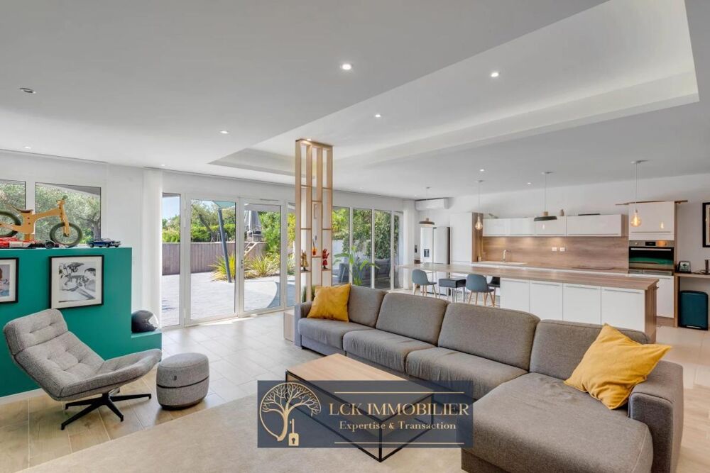 VILLA VUE MER AVEC POTENTIEL SUR LES HAUTEURS DES ISSAMBRES