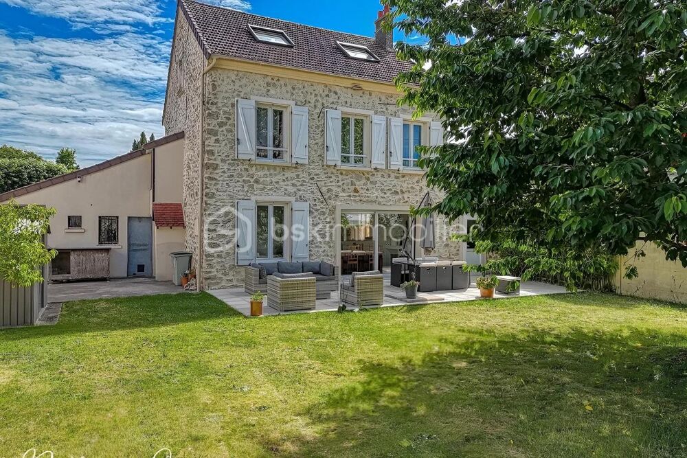 Maison entièrement rénovée avec jardin et garages