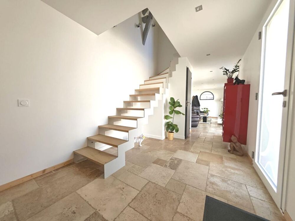 Maison en pierre 5 pièces, double garage, dépendance et jardin