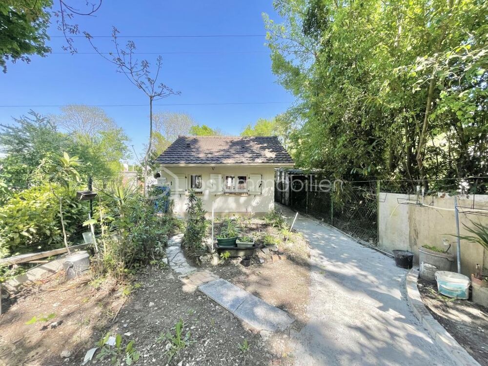 Maison type studio avec beau terrain de 617 m²  en retrait de la rue  Chalifert