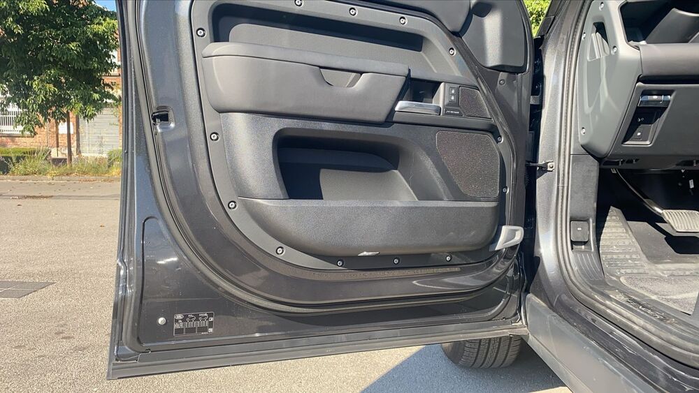 Defender P300e 2.0 Ti 300 PHEV 4WD BVA X-Dynamic Se - Premi&egrave;re main G 2024 occasion 59551 Attiches