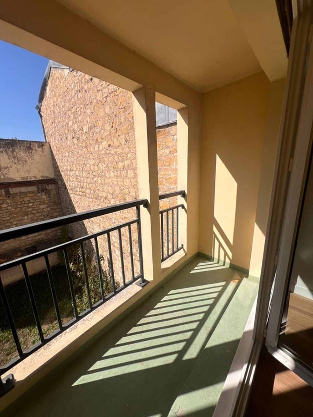 PONTOISE  CENTRE HISTORIQUE  STUDIO AVEC BALCON ET PARKING EN SOUS-SOL