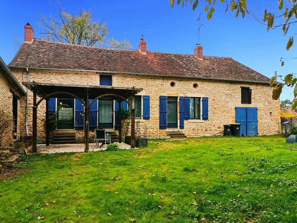 Superbe longère en pierre avec piscine sécurisée et dépendances à Prissac 179 000