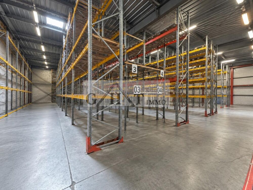   ENTREPOT + LOCAUX Á VENDRE 