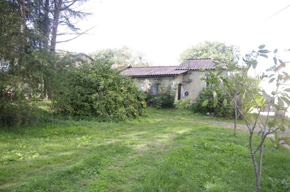 Maison en pierre à restaurer de 200 m², 8 pièces à aménager, terrain d'environ 3ha située au calme à vendre