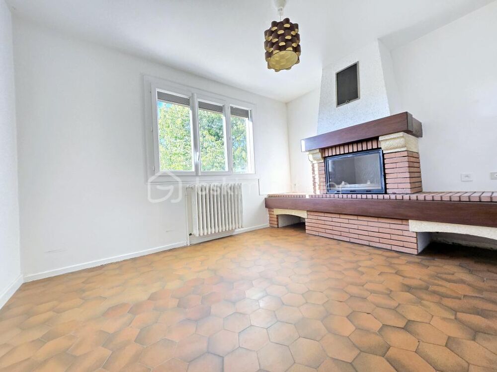 Maison spacieuse avec balcon et double garage, idéalement située !