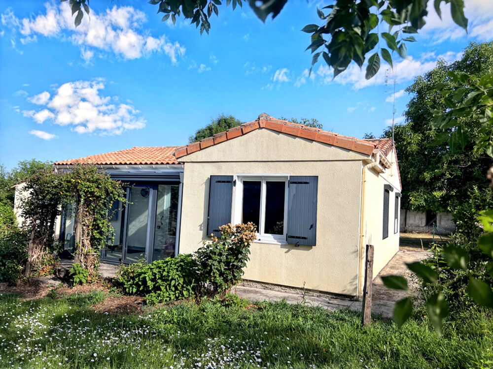 Vente Maison Maison à vendre 6 pièces SAINT SAUVANT (17)Avec terrain en zone U Saint sauvant