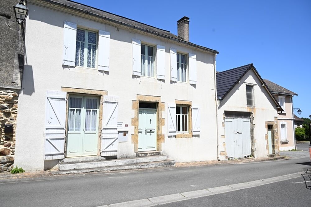 Maison en pierre avec garage située dans le village de Sarrazac