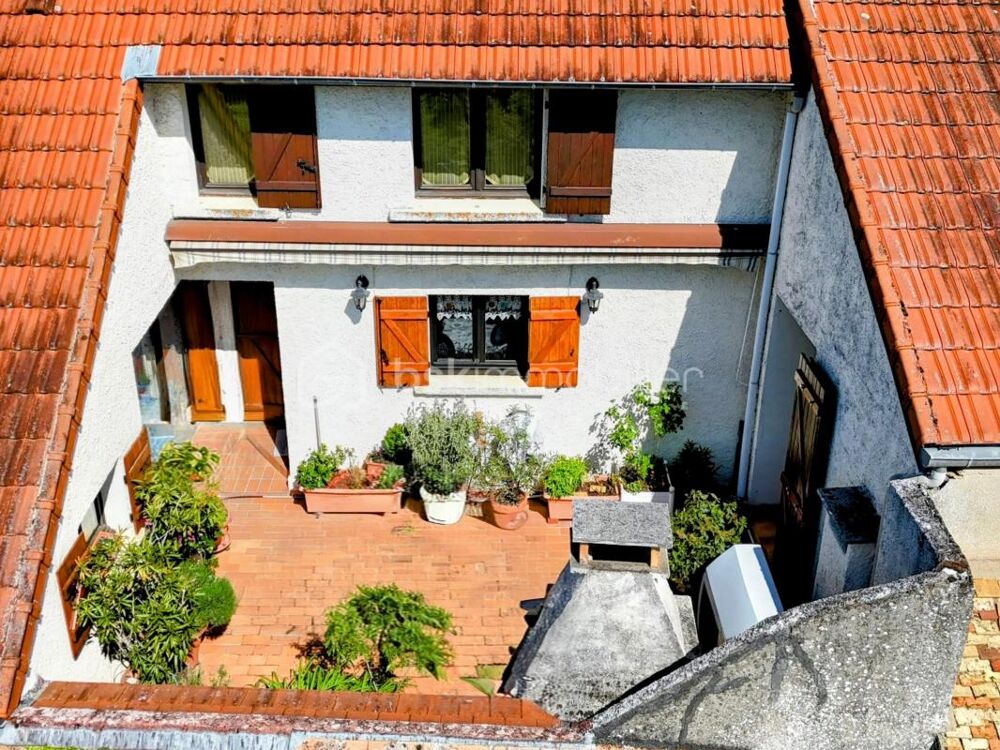 Vente Maison Plein cœur village, maison familiale av balcon et garage + appart. ind. F2 Le tremblay sur mauldre