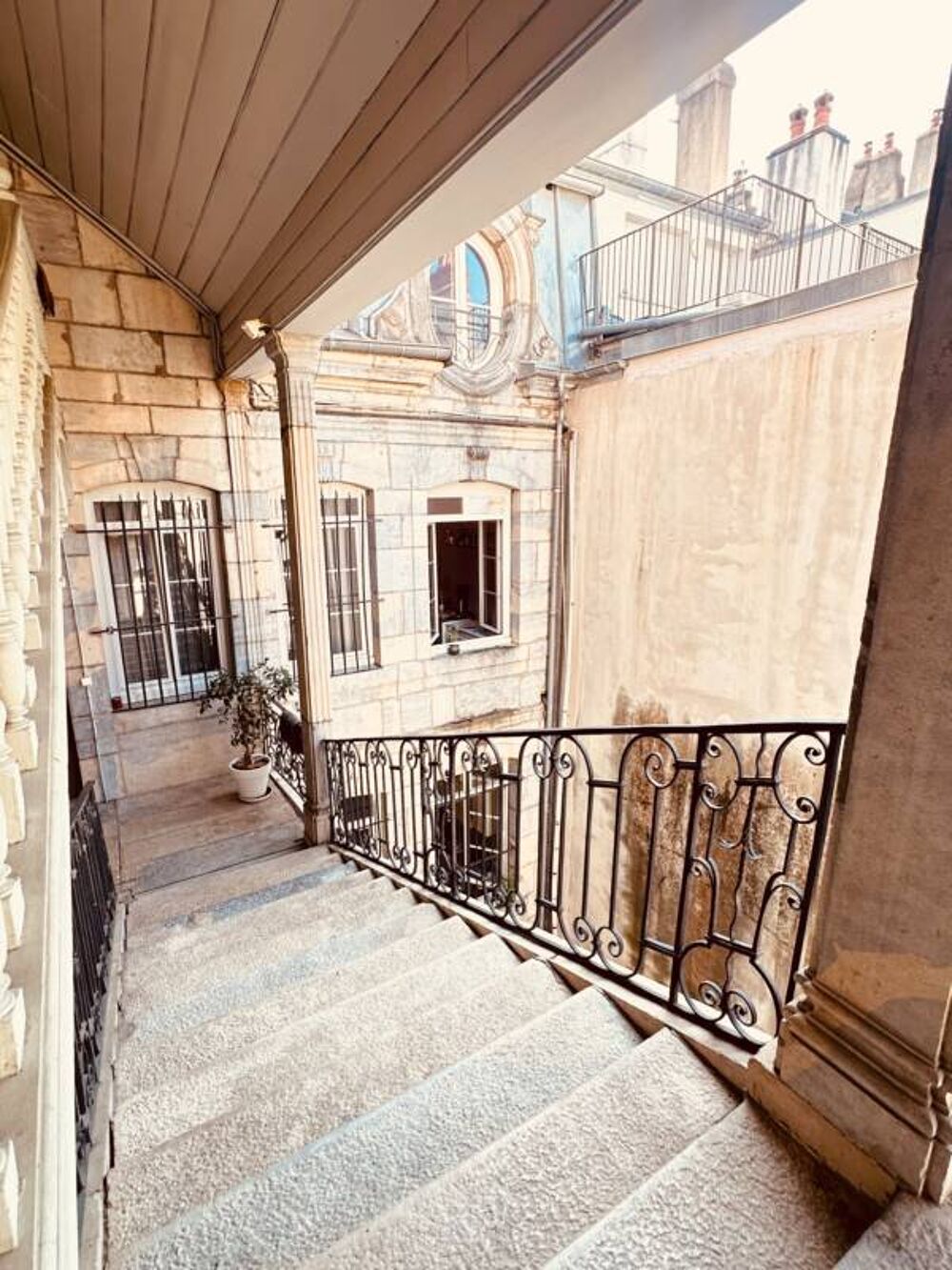 BESANCON BOUCLE, A PROXIMITE DE LA PLACE ST PIERRE, APPARTEMENT DE TYPE 6 DE 145 m2