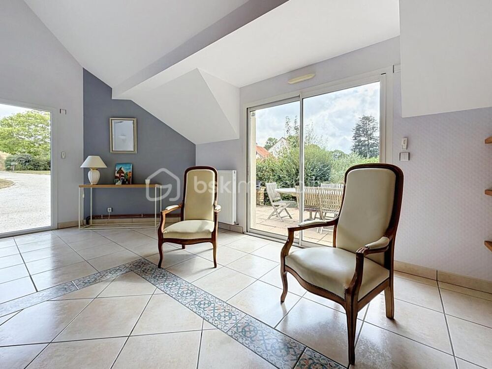 Maison contemporaine avec double garage et sous sol complet !