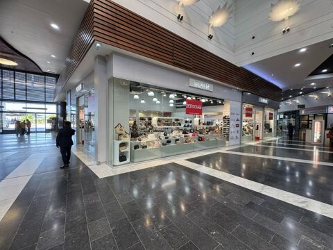 A LOUER, exceptionnelle surface commerciale au centre de FAMILY PLAZA 3250 97351 Matoury