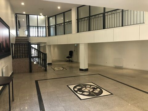 Dpt Rhône (69), à louer CALUIRE ET CUIRE Bureaux / show room de 160m2 + 30m2 de patio avec portail sur rue pour accueil véhicule 1800 69300 Caluire et cuire