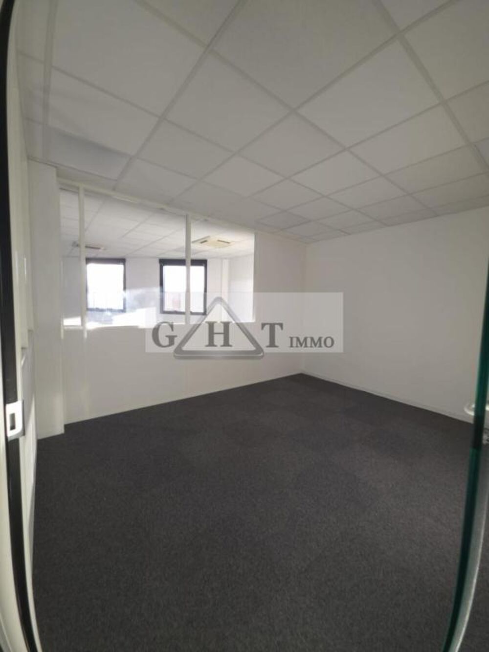   Bureau de 86 m² avec terrasse privative Massy