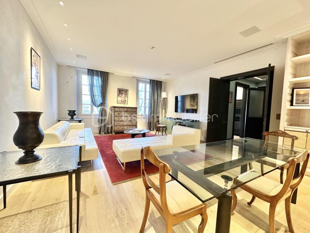 SPLENDIDE appartement , place des Lices Saint Tropez