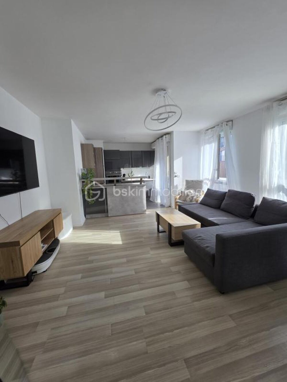 ?T3/4 LUMINEUX ,BALCON ,2 PARKINGS , PROCHE CRECHE, COMMERCES ET BUS MANTES LA JOLIE !