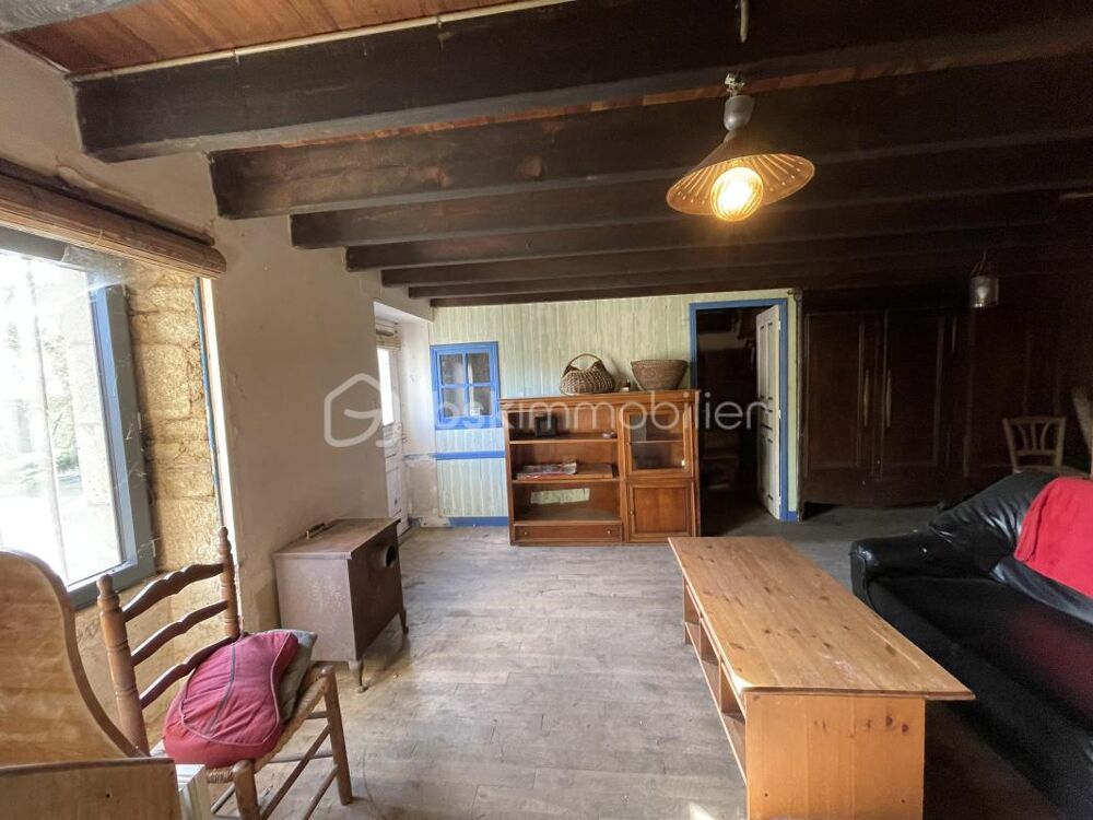 Maison en pierre à rénover au coeur d'un hameau paisible de Taupont