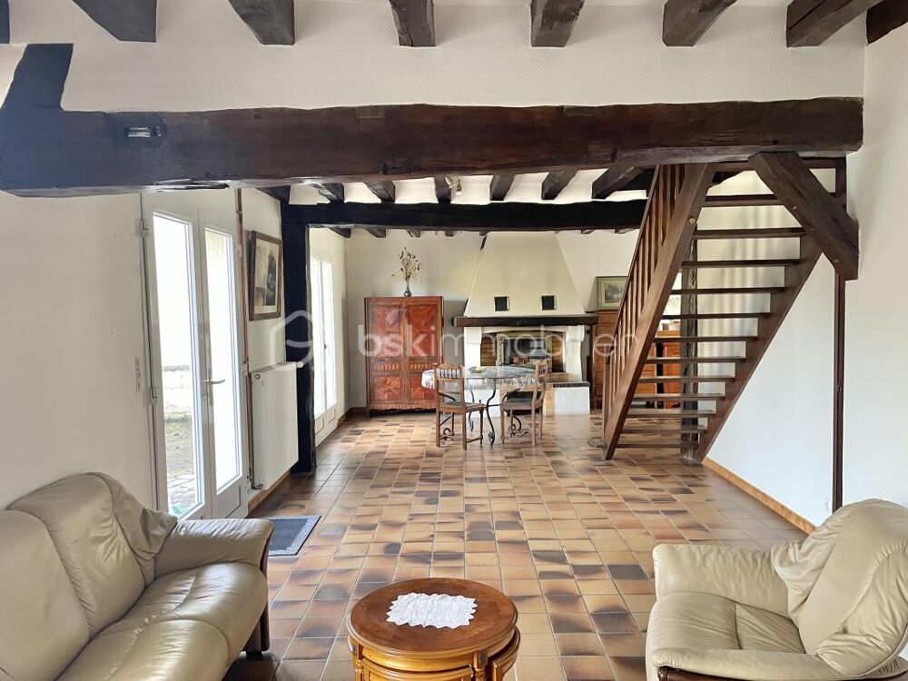 Maison du milieu du 18ème siècle composée de 5 chambres, son terrain sans vis-à-vis et son garage !