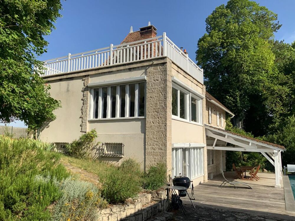 Ancien pavillon de chasse du château de nanteau-sur-Lunain avec ses dépendances