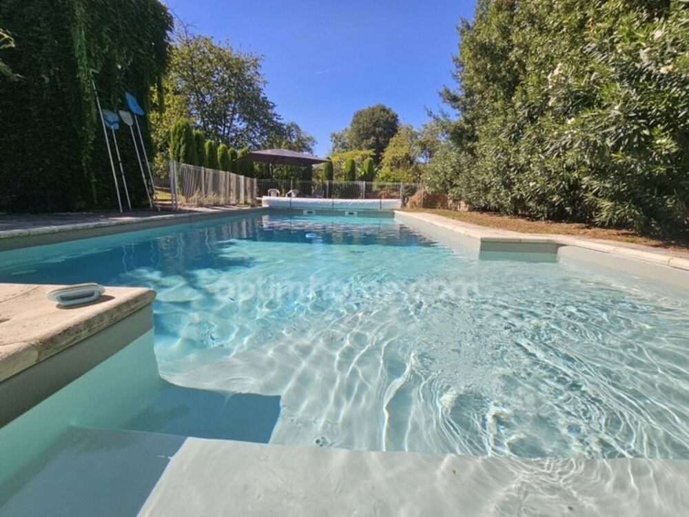 Coup de coeur à Nersac  Demeure de charme de 244 m² et 5 chambres, aux prestations haut de gamme. 10 pièces NERSAC (16)