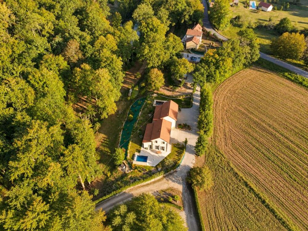 Propriété dexception de plus de 400 m² avec deux gîtes et trois piscines aux portes de Sarlat