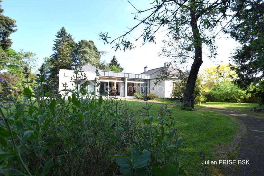 Grande maison idéalement située au coeur de CHATEAUBOURG proche des commerces, écoles, transports