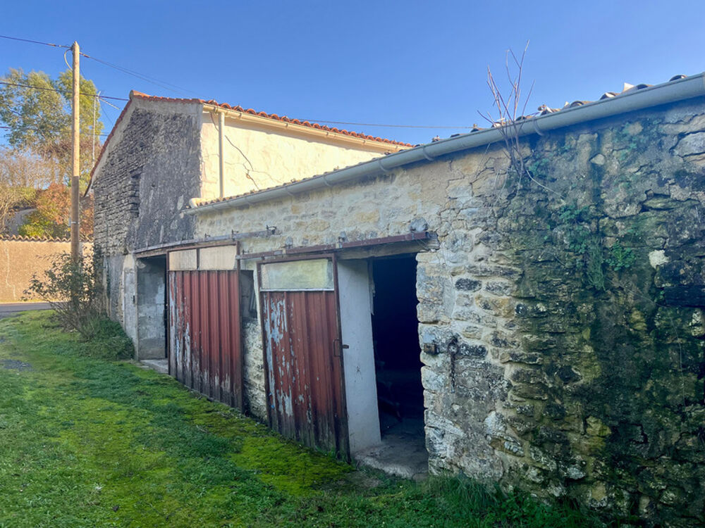 LE GUE DE VELLUIRE (85770) AU CALME ABSOLU MAISON EN PIERRES AVEC GRANGES ET DEPENDANCES SUR 4500M²