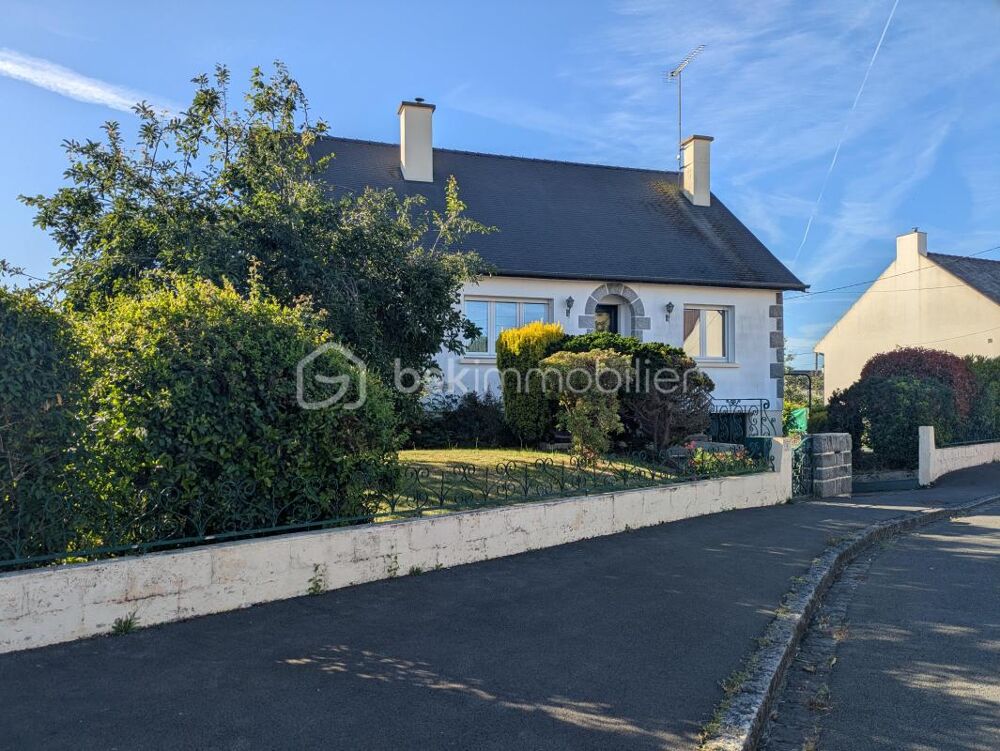 Maison familiale avec balcon et sous-sol complet  Centre-ville de La Guerche-de-Bretagne